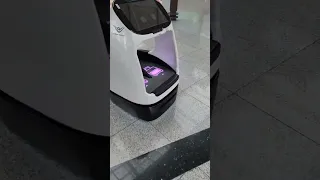 Милый робот-помощник в аэропорте  Сеула 🇰🇷 #путешествие