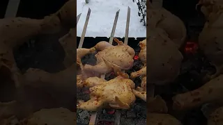 Уличная еда сочи лазаревское идёт приготовление целых кур на шампурах на мангале кавказская кухня