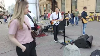 "Выхода нет" - Сплин - песню исполняет группа уличных музыкантов на Арбате #Moscow #Арбат