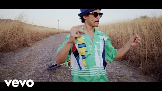 Caloncho - Somos Instantes (Video Oficial)