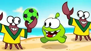 Aprende con Om Nom | Om Nom juega futbol con cangrejitos graciosos y balones de colores