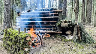 SURVIVAL IN THE WILDLIFE.CONSTRUCTION OF A SHELTER WITH PROTECTION FROM WILD ANIMALS.SOLO BUSHCRAFT