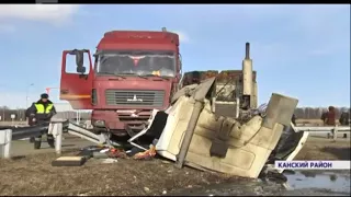 Под Канском произошла серьезная авария с двумя большегрузами