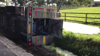 Truck met duizenden liters melk komt in sloot terecht