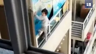 Niño camina por borde de ventana en piso 21 de edificio en Chile