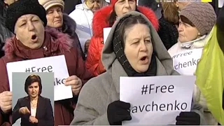 Звільнити Надію Савченко вимагали активісти під російським посольством у Києві