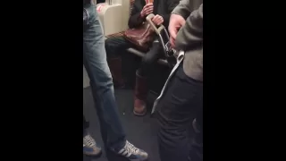 Une vieille folle dans le métro de Paris