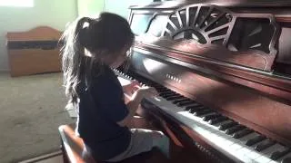 5 year old playing piano