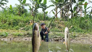 Nam - poor boy: Fishing - Nam boy went fishing and caught two fish weighing 2.5 kg each to sell