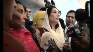 Ayşegül Ekinci 8 Yıllık Sürgünden Sonra Pakistan'a Dönen Benazir Butto'un Uçağında