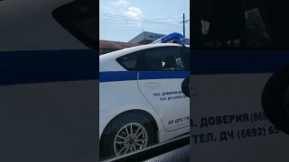 Сотрудник полиции говорит по тел. во время движения. Севастополь, Студгородок. 16.05.2017  12:02