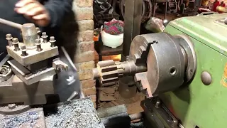 Wonderful process of making Sugarcane Juicer Machine gear box shaft on Lathe machine .||Make shaft