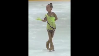 Маленькая звезда на льду: фигуристка 6 лет виртуозно танцует под  "Mambo Italiano"