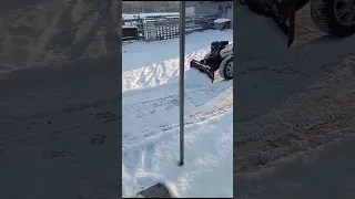 мотоблок Нева убирает снег
