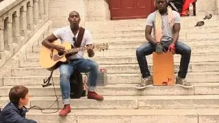 Уличные музыканты красиво поют в Париже.