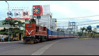 (Trains crossing streets in Vietnam)- Đoàn tàu hỏa qua phố phường thật đẹp