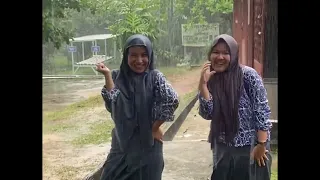 mandi hujan