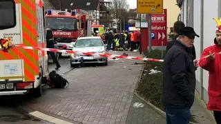 Auto rast bei Karnevalsumzug in Menge: 13 Verletzte, auch Kinder