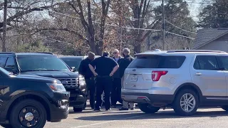 Police, SWAT arrive at home in Texarkana in search of murder suspect (2)