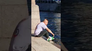 Смешные реакции людей на сальто: Упал в воду из-за сальто😂