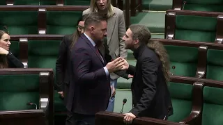 Agresywny poseł Sośnierz wymachuje posłance przed nosem. Witek rozdziela!