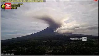 Rekaman Saat Gunung Semeru Kembali Luncurkan Awan Panas