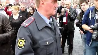 Белая лента на полицейской машине на Красной площади