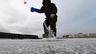 РЫБАЛКА ОГОНЬ ПО ПЕРВОМУ ЛЬДУ,  ЩУКА НА ЖЕРЛИЦЫ РЯДОМ С ДОМОМ! ТОЛЬКО ОПУСКАЕМ ЖИВЦА СРАЗУ ПОКЛЁВКА!