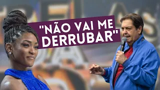 Erika Januza quebra protocolo e surpreende Faustão com pedido