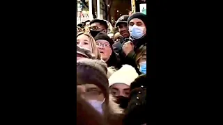 🤯 RIBS CRACKING CROWD trying to see Rockefeller Center Christmas Tree Lighting Opening Dec 1, 2021 🎄