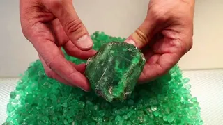 Emerald mining 祖母绿开采 Добыча изумрудов на Малышевском месторождении 에메랄드 채굴 Minería de esmeraldas