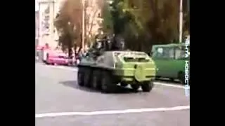 28 09 2014 По Харькову катаются украинские БТР