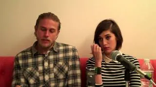 CHARLIE HUNNAM (w LIZZY CAPLAN) TALKS ABOUT THE NEW SEASON OF ' S.O.A.'.mp4