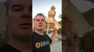 Marilyn Monroe statue in Palm Springs California Norma Jeane #travelvlog #palmprings #marilynmonroe