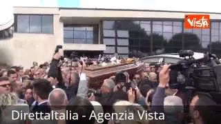 FUNERALI DI LITTLE TONY USCITA BARA