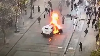 Quema de furgón de carabineros con bomba molotov agudiza protestas en el Instituto Nacional