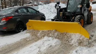 Телескопический погрузчик JCB со снегоуборочным отвалом