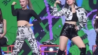 Yeji and Ryujin dancing to snapping by chungha