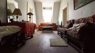 Exploring an Abandoned Vintage House - Everything Left Behind