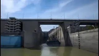 Ships passing through China's 3 Gorges Dam Project Locks (NEW)