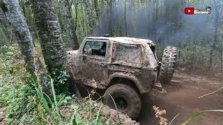 Trilha muito lisa em Campina Grande do Sul Troller Jeep Willys F75 & Gaiola V8