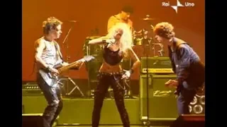 Objection - Shakira live at Uno Di Noi (Italy 2002)