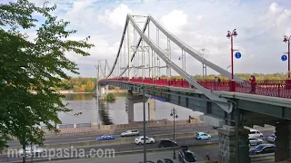 Пешеходный мост через Днепр и пляж парка Труханов Остров в Киеве