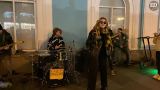 Девушка спела песню «Музыка нас связала» группы «Мираж» – кавер в исполнении уличных музыкантов