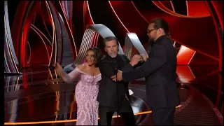 Regina Hall gets handsy with Jason Momoa and Josh Brolin at The Oscars.