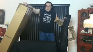 Chuck Lazaras Unboxes a Martin Johnny Cash Guitar