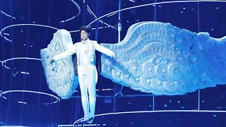 杨洋YangYang西装大翅膀空降，演唱《安心的温柔》嗓音磁性迷人，太帅了！