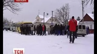 Українці утримують і блокують автобуси зі спецпризначенцями