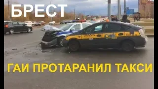 ДТП Беларусь Брест 16 марта 2019: Автомобиль ГАИ протаранил такси на проспекте Республики