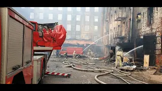 Пожарные ведут "проливку" здания "Невской мануфактуры" в Петербурге
